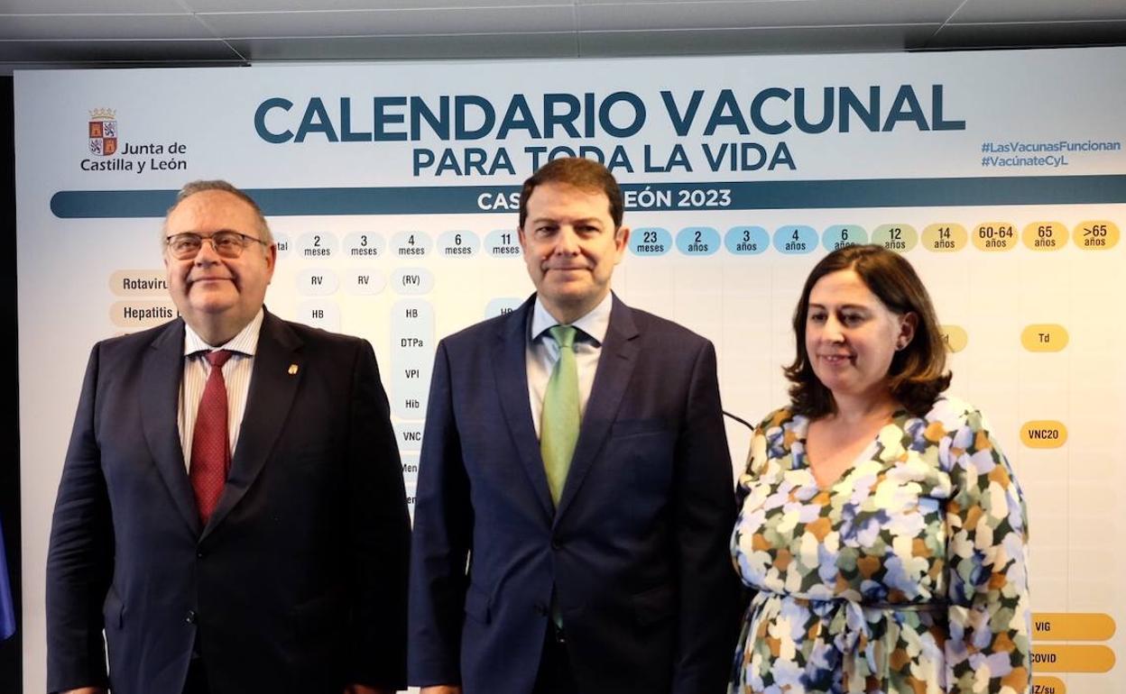 El presidente de la Junta de Castilla y León, Alfonso Fernández Mañueco, presenta el nuevo calendario de vacunación del Sistema Regional de Salud.
