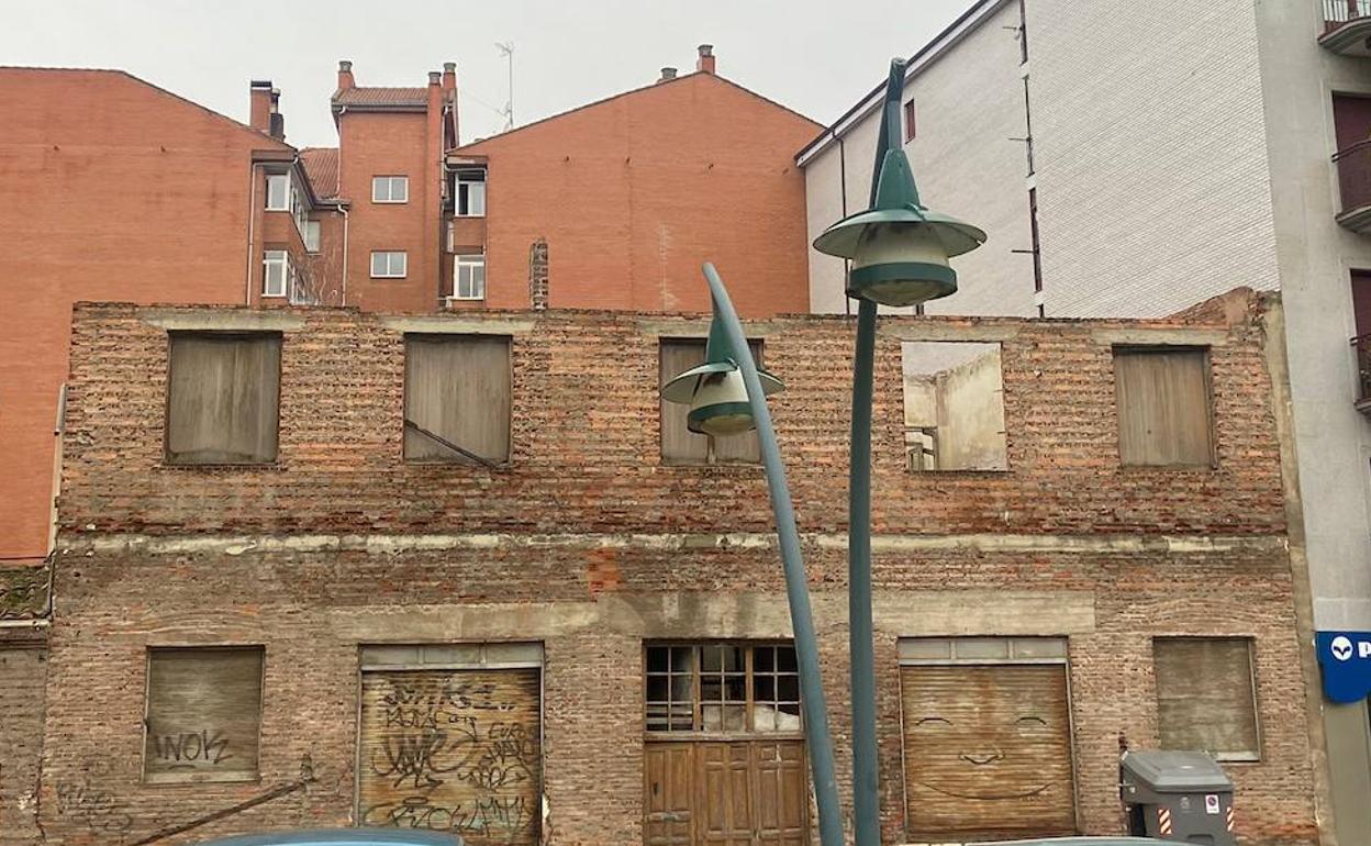 Edificio de Bodegas Armando en León.