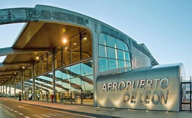 Fachada principal del aeropuerto de León. 