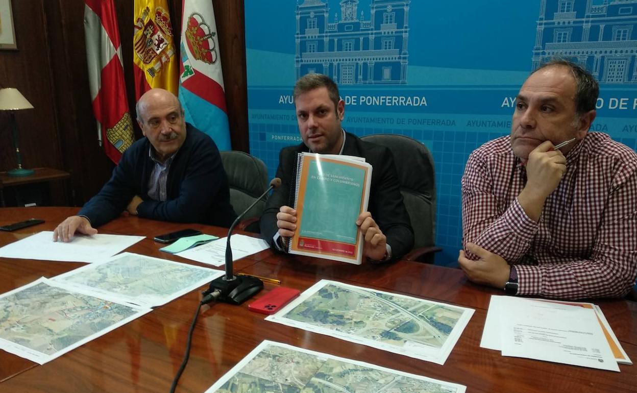 Los concejales de CB, Iván Alonso y Jesús López (I) presentaron el plan de eliminación de pozos negros.