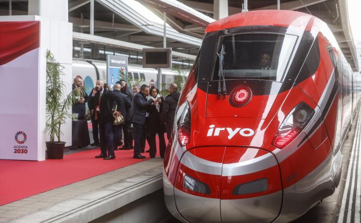 El tren Iryo llega a la estación de Valencia desde Madrid.