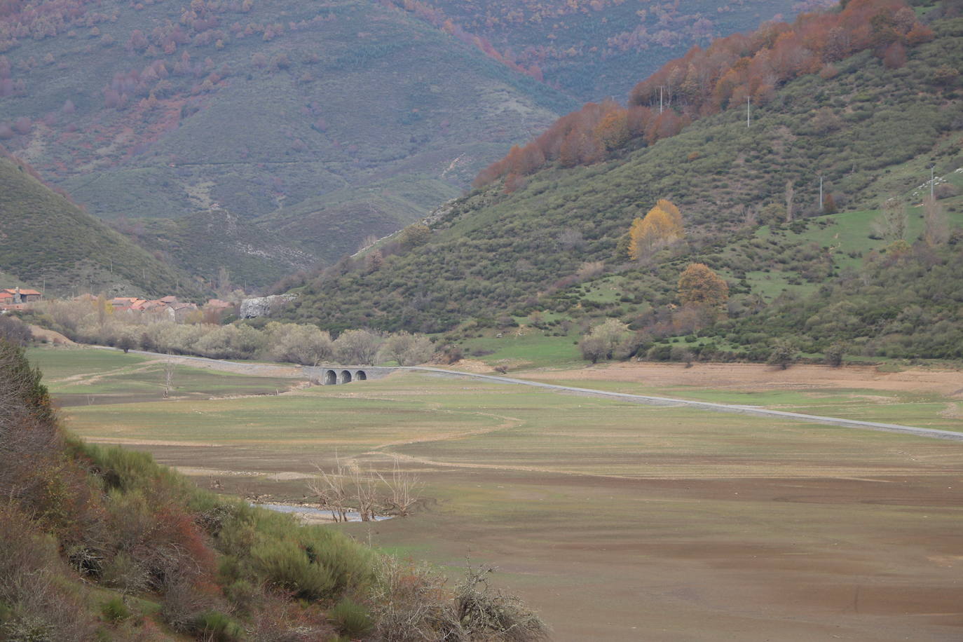 Con un 35% de agua embalsada, un dato que sigue sorprendiendo, el pantano de Riaño comienza una lenta recuperación. 