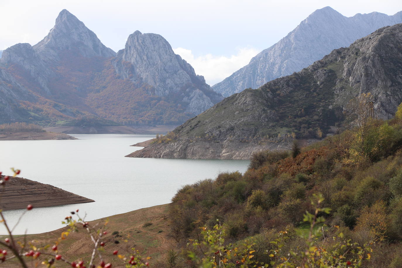 Con un 35% de agua embalsada, un dato que sigue sorprendiendo, el pantano de Riaño comienza una lenta recuperación. 