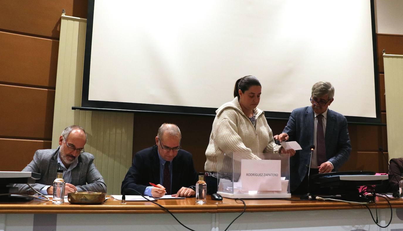 El Claustro de Doctores de la Ule ratifica los Honoris Causa para Juan José Badiola y José Luis Rodríguez Zapatero.