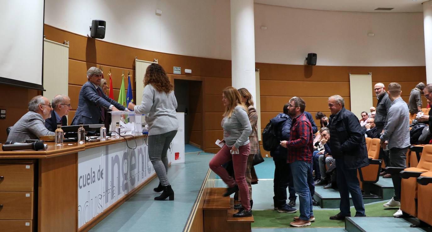 El Claustro de Doctores de la Ule ratifica los Honoris Causa para Juan José Badiola y José Luis Rodríguez Zapatero.