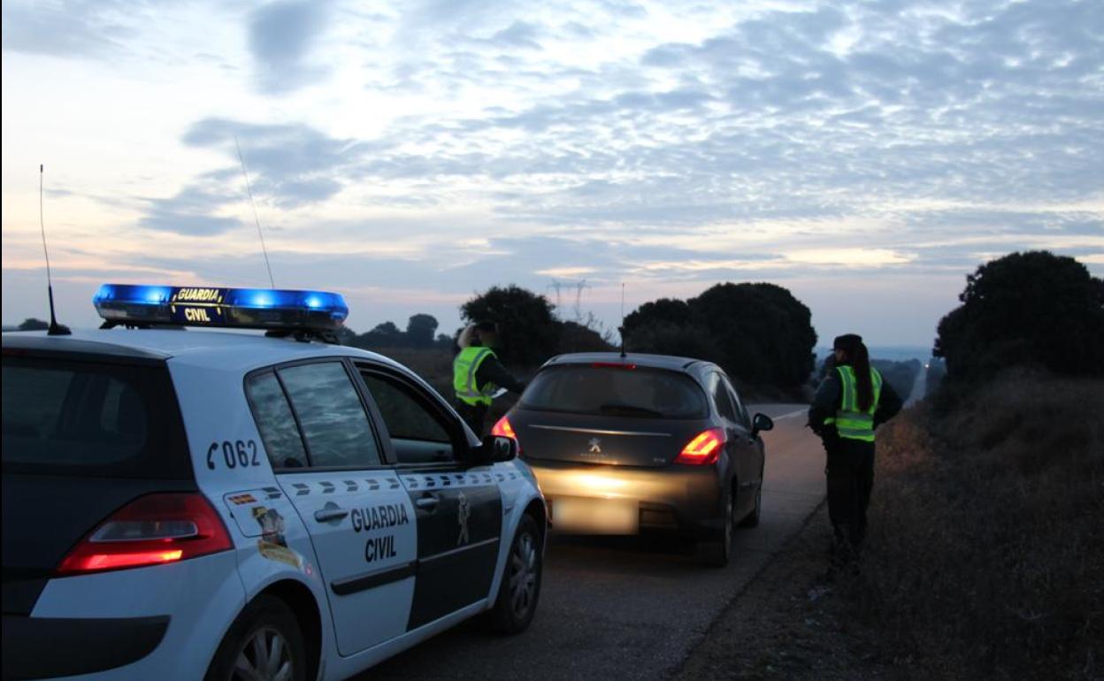 Momento de la detención de dos jóvenes acusados de extraer el gasoil en Carrizo.