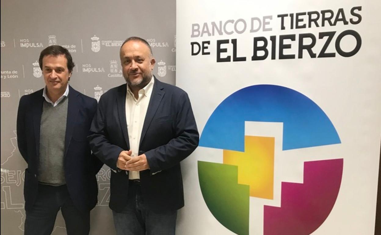 El presidente del Consejo Comarcal, Gerardo Álvarez Courel (D), junto al presidente del Consejo Regulador de la DO Bierzo, Adelino Pérez (I), durante la presentación de la campaña.