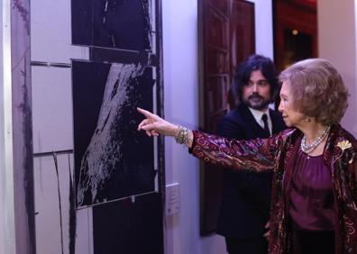 Imagen secundaria 1 - Arriba. Irene de Grecia y la reina Doña Sofía acuden al Teatro Real de Madrid para asistir a la entrega del premio BMW de pintura. Debajo. La reina emérita contempla una de las obras; Norberto Álvarez, agradecido tras recoger el premio.