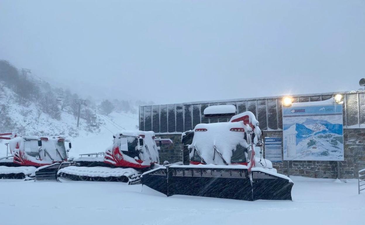 Imagen de equipamientos de pista en la estación de Fuentes de invierno durante una tormenta de nieve. 