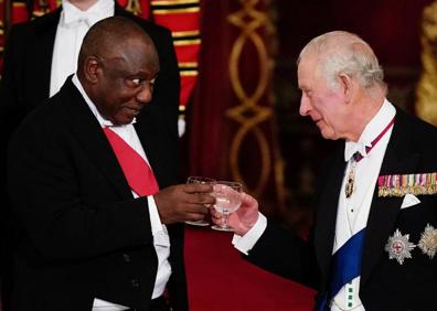 Imagen secundaria 1 - Imágenes del Banquete de Estado celebrado en el Palacio de Buckingham durante la Visita de Estado al Reino Unido del presidente sudafricano.