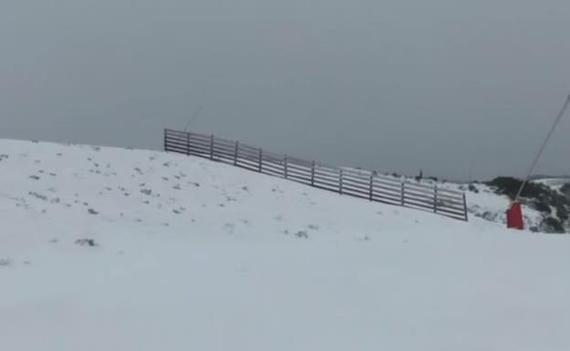 La nieve llega a las pistas de la estación de Leitariegos.