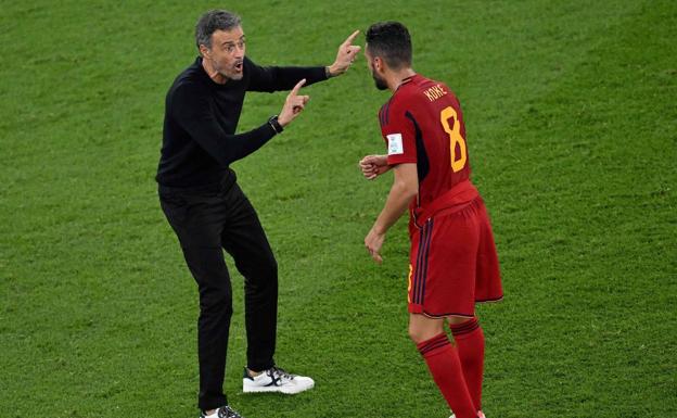 Luis Enrique da instrucciones a Koke