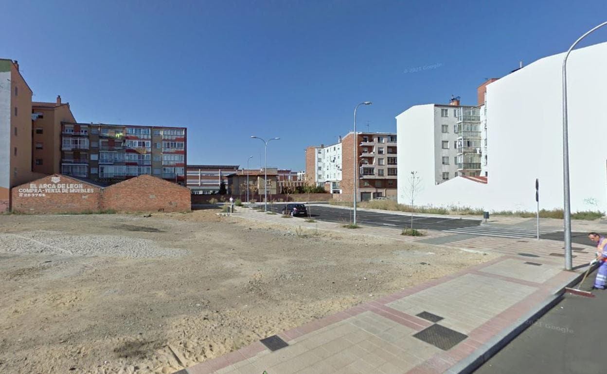 Parcela sobre la que irá ubicado el nuevo parque de viviendas, en la calle San Carlos del barrio del Ejido.