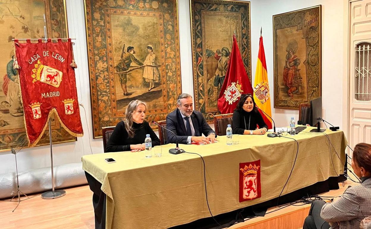 El juez Enrique López imparte una conferencia en la Casa de León en Madrid.
