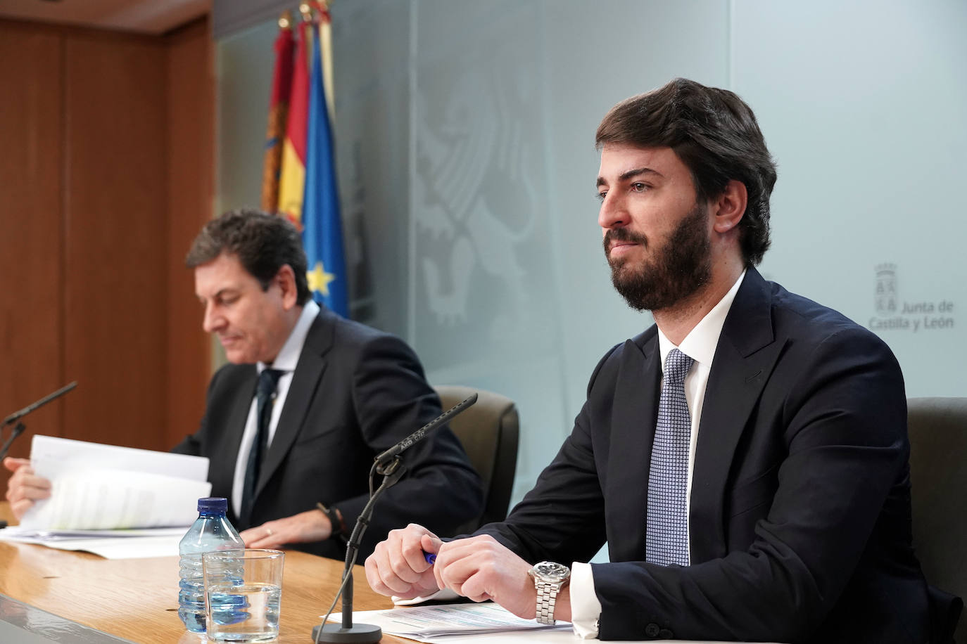 El vicepresidente de la Junta, Juan García-Gallardo, y el consejero de Economía y Hacienda y portavoz, Carlos Fernández Carriedo, comparecen en rueda de prensa posterior al Consejo de Gobierno.