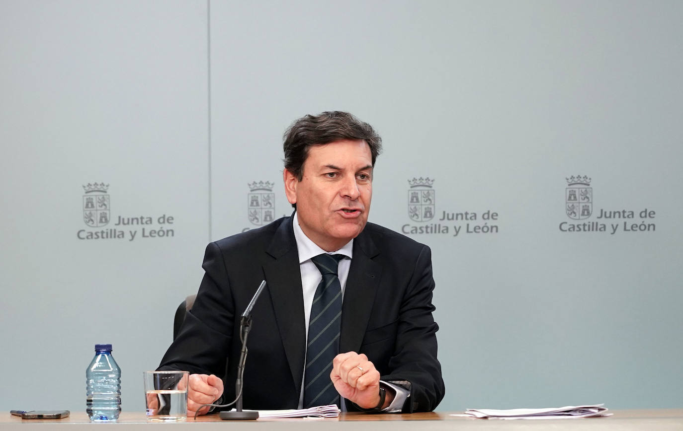 El vicepresidente de la Junta, Juan García-Gallardo, y el consejero de Economía y Hacienda y portavoz, Carlos Fernández Carriedo, comparecen en rueda de prensa posterior al Consejo de Gobierno.