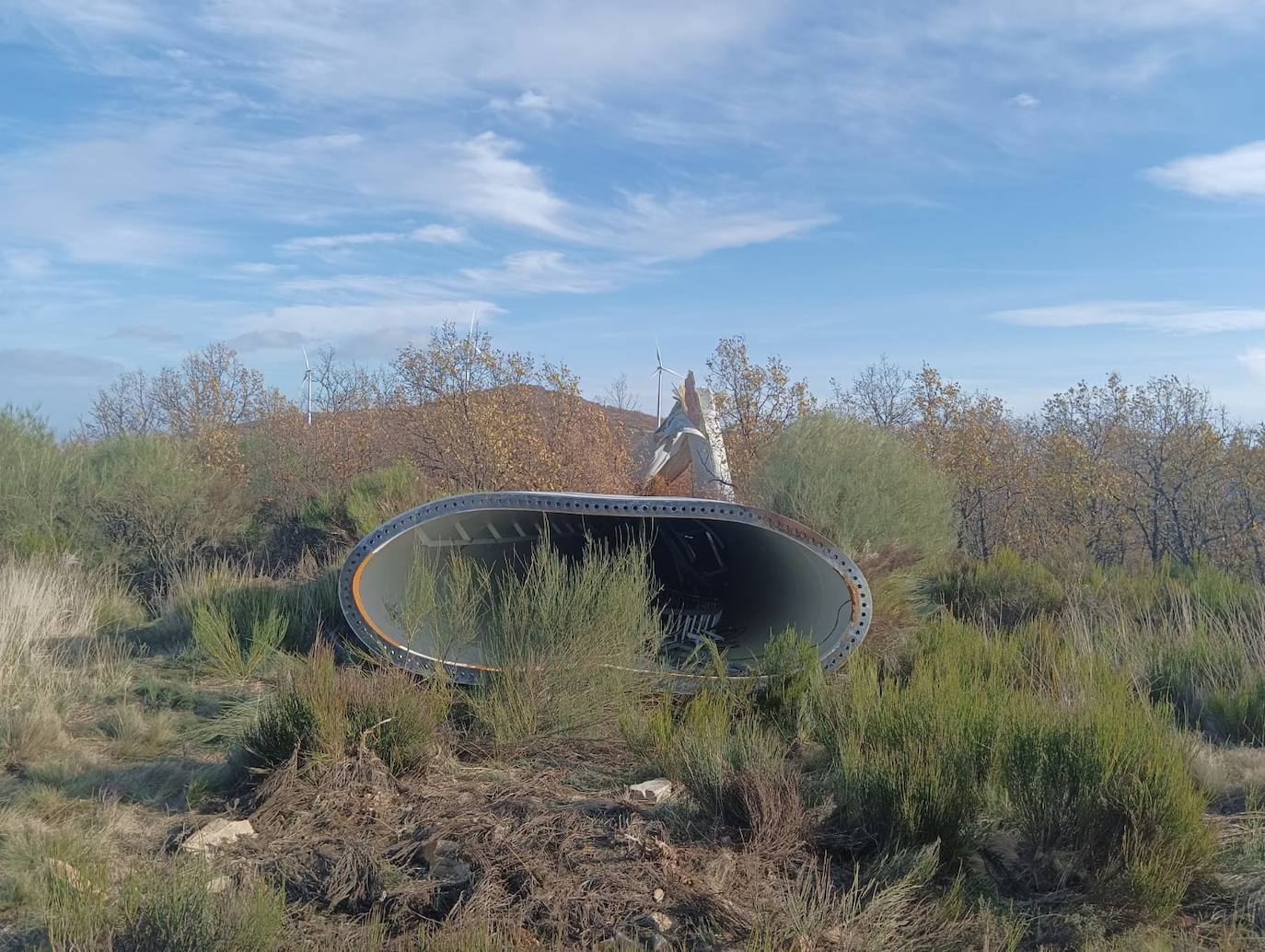 El aerogenerador en el suelo del parque eólico situado en Lucillo. 