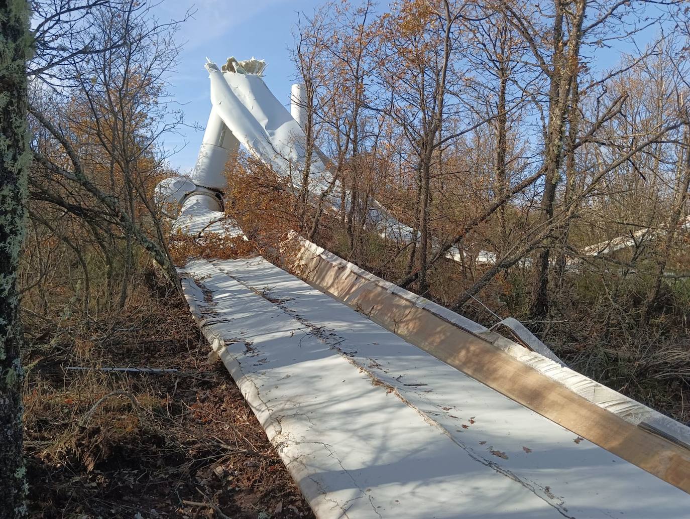 El aerogenerador en el suelo del parque eólico situado en Lucillo. 