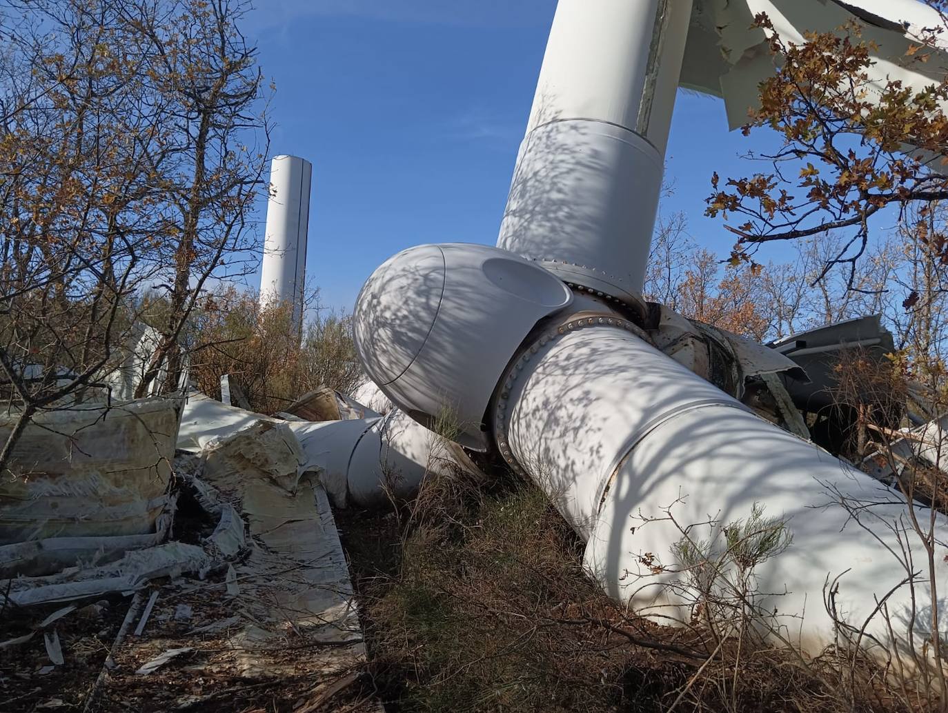 El aerogenerador en el suelo del parque eólico situado en Lucillo. 