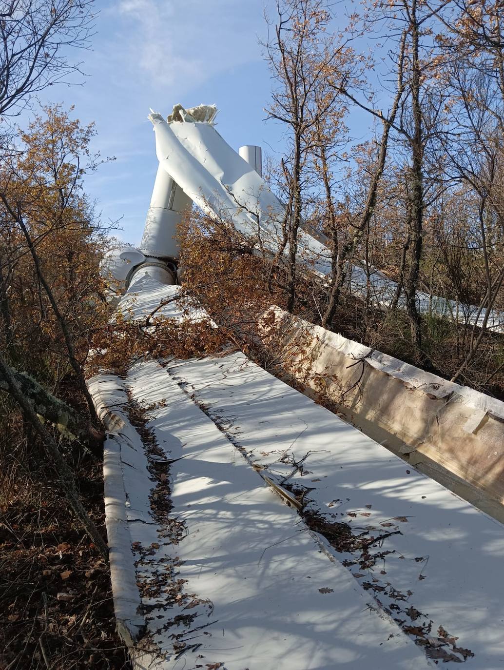 El aerogenerador en el suelo del parque eólico situado en Lucillo. 