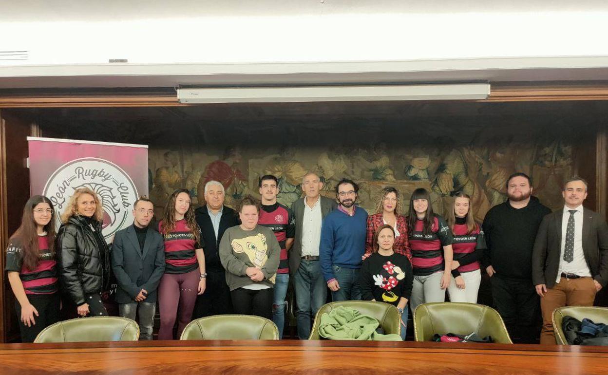 El concejal de Deportes, Vicente Canuria, y la concejala de Bienestar Social, Vera López, se han reunido este jueves con representantes del León Rugby Club para avanzar en proyectos inclusivos.