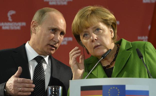 Imagen de archivo en la que Vladímir Putin traduce a Angela Merkel la pregunta de un periodista en Hannover, Alemania.