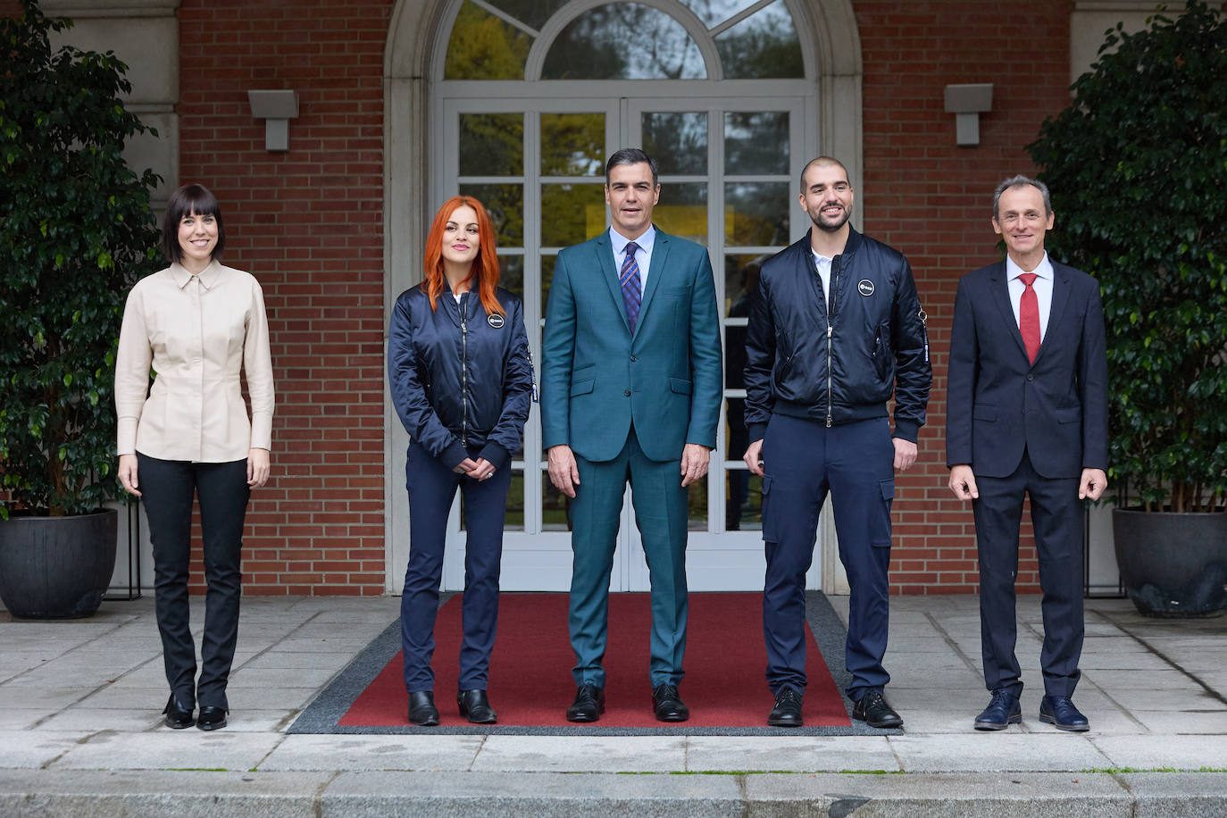 El presidente del Gobierno, Pedro Sánchez, recibe a los dos nuevos astronautas españoles de la Agencia Espacial Europea (ESA), los leoneses Pablo Álvarez y Sara García. En el Complejo de la Moncloa ambos han sido saludados por el presidente del Ejecutivo, Pedro Sánchez, la ministra de Ciencia e Innovación, Diana Morant, además del astronautra Pedro Duque.