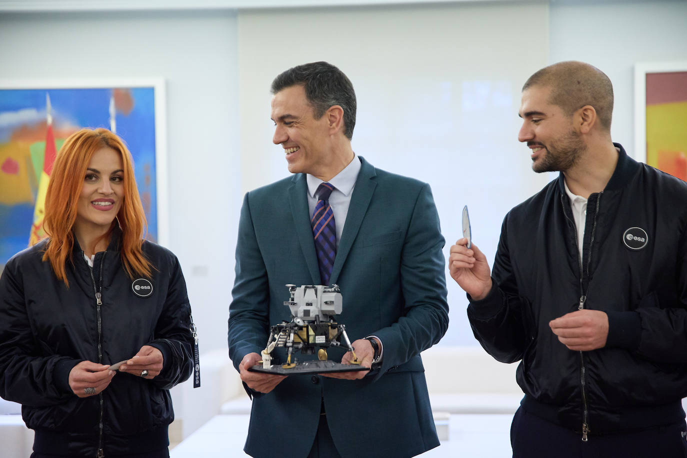 El presidente del Gobierno, Pedro Sánchez, recibe a los dos nuevos astronautas españoles de la Agencia Espacial Europea (ESA), los leoneses Pablo Álvarez y Sara García. En el Complejo de la Moncloa ambos han sido saludados por el presidente del Ejecutivo, Pedro Sánchez, la ministra de Ciencia e Innovación, Diana Morant, además del astronautra Pedro Duque.