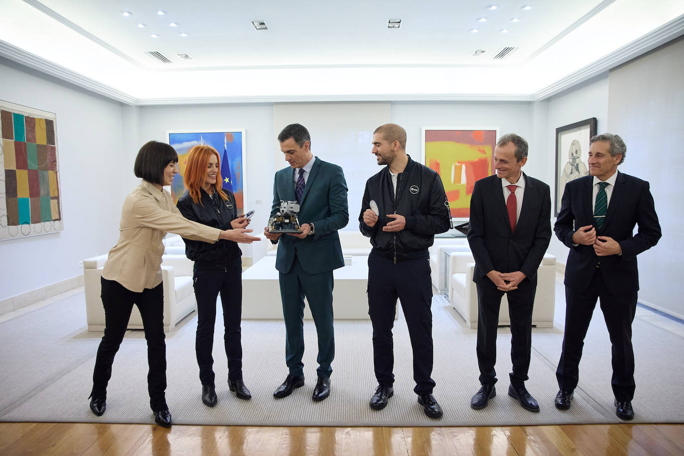 El presidente del Gobierno, Pedro Sánchez, recibe a los dos nuevos astronautas españoles de la Agencia Espacial Europea (ESA), los leoneses Pablo Álvarez y Sara García. En el Complejo de la Moncloa ambos han sido saludados por el presidente del Ejecutivo, Pedro Sánchez, la ministra de Ciencia e Innovación, Diana Morant, además del astronautra Pedro Duque.