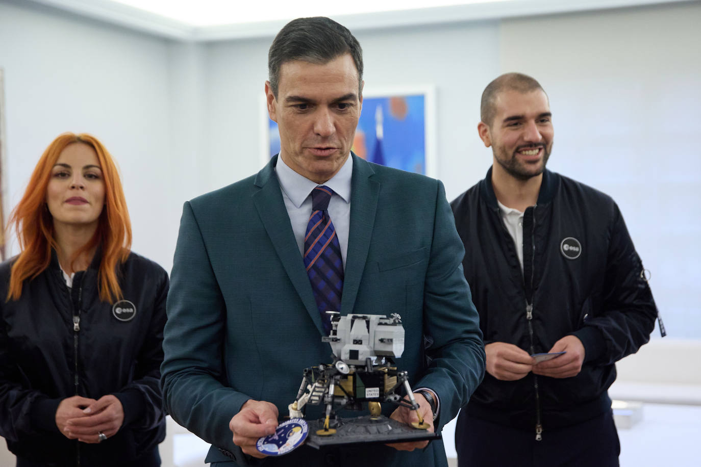 El presidente del Gobierno, Pedro Sánchez, recibe a los dos nuevos astronautas españoles de la Agencia Espacial Europea (ESA), los leoneses Pablo Álvarez y Sara García. En el Complejo de la Moncloa ambos han sido saludados por el presidente del Ejecutivo, Pedro Sánchez, la ministra de Ciencia e Innovación, Diana Morant, además del astronautra Pedro Duque.