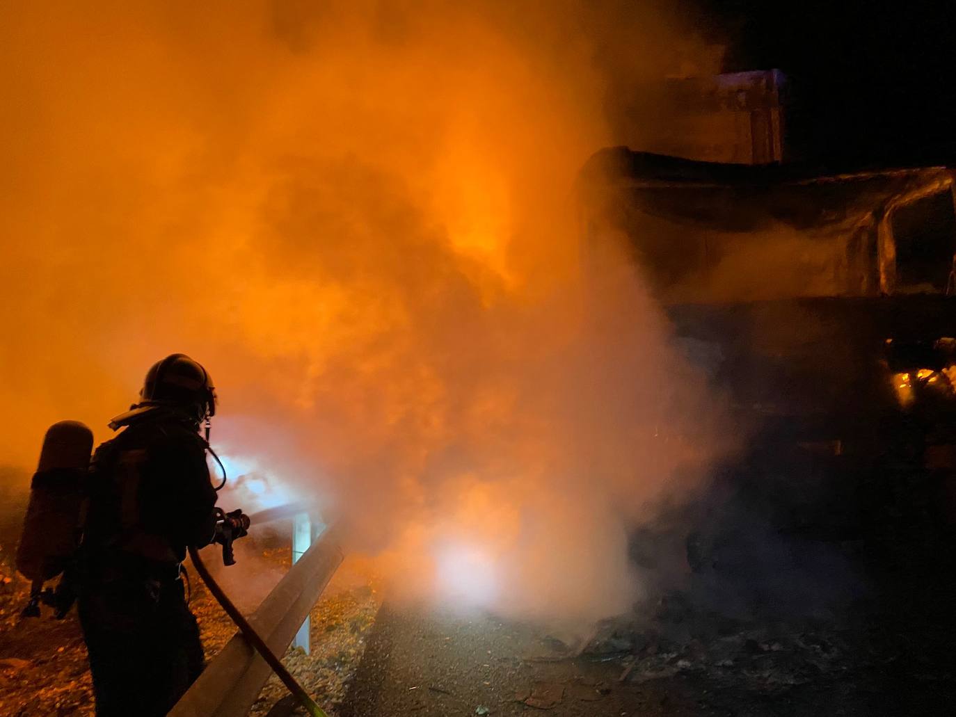 Los bomberos acuden al lugar a extinguir las llamas. 