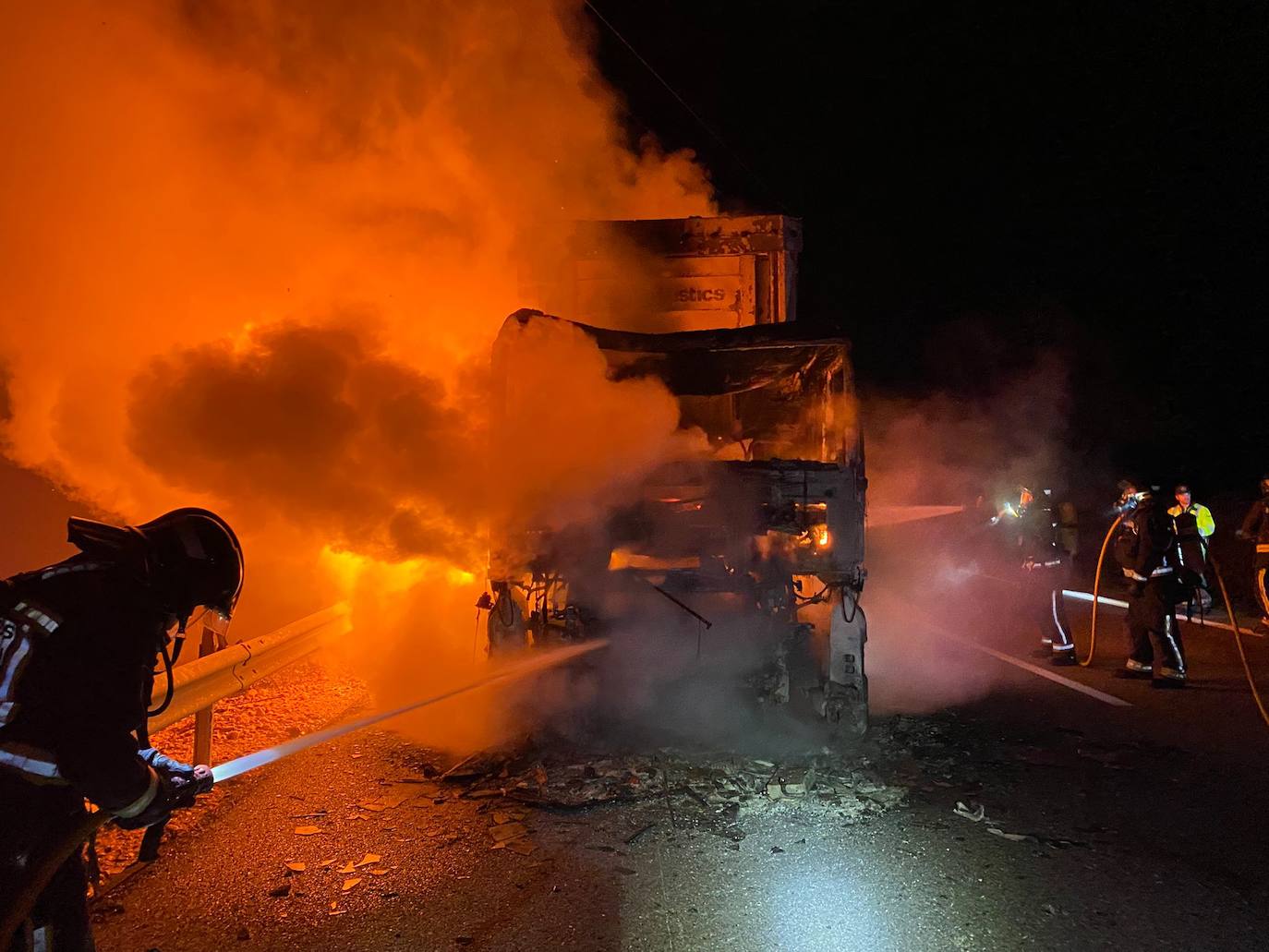 Los bomberos acuden al lugar a extinguir las llamas. 