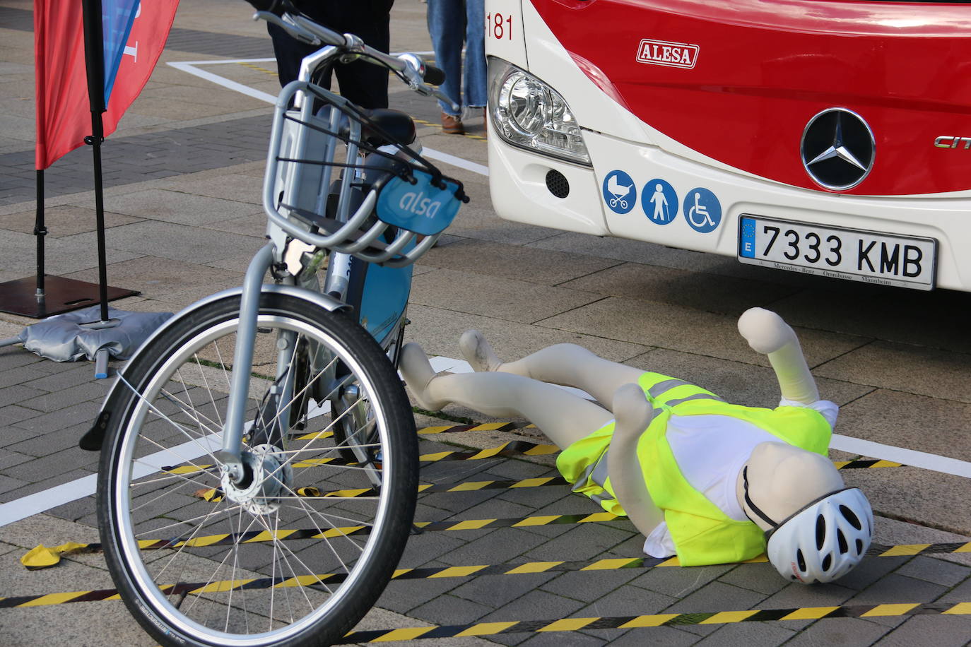 La DGT, Fundación Mapfre y Alesa organizan una campaña de concienciación sobre la importancia de la seguridad vial en la ciudad | Unos 150 escolares del Camino del Norte y Quevedo descubren la importancia de circular, tanto peatones como ciclistas y conductores, con responsabilidad.