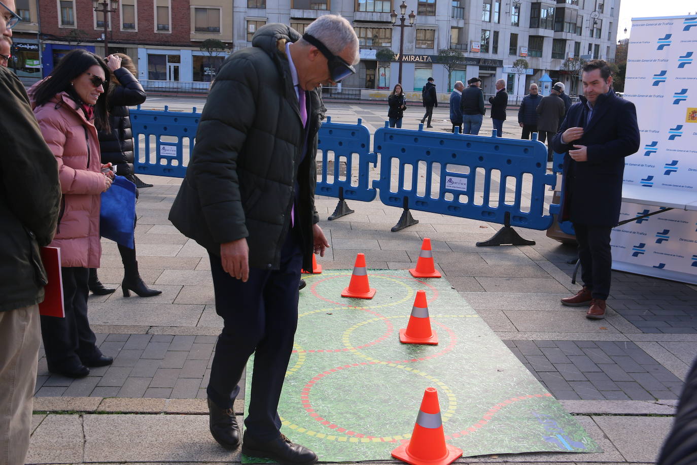 La DGT, Fundación Mapfre y Alesa organizan una campaña de concienciación sobre la importancia de la seguridad vial en la ciudad | Unos 150 escolares del Camino del Norte y Quevedo descubren la importancia de circular, tanto peatones como ciclistas y conductores, con responsabilidad.