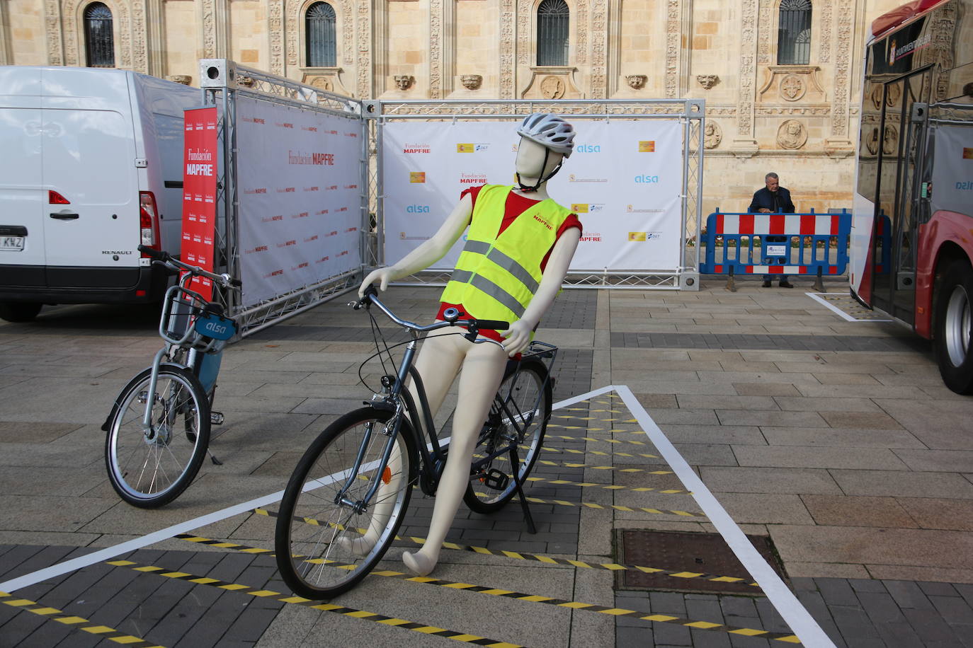 La DGT, Fundación Mapfre y Alesa organizan una campaña de concienciación sobre la importancia de la seguridad vial en la ciudad | Unos 150 escolares del Camino del Norte y Quevedo descubren la importancia de circular, tanto peatones como ciclistas y conductores, con responsabilidad.