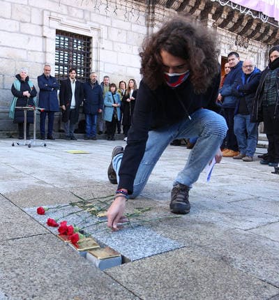 Acto de colocación de cinco nuevos 'adoquines de la memoria' en Ponferrada.