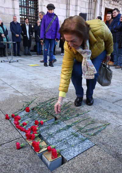 Acto de colocación de cinco nuevos 'adoquines de la memoria' en Ponferrada.