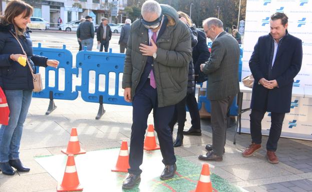 Galería. Jornada de seguridad vial en la plaza de San Marcos de León, con un circuito sobre los efectos del alcohol y drogas en la circulación.