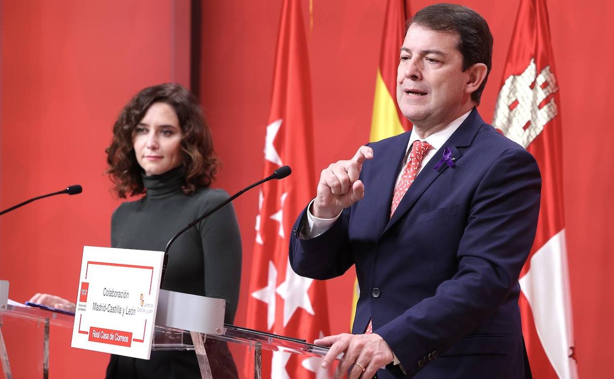 El presidente de la Junta, Alfonso Fernández Mañueco, con Isabel Diaz Ayuso, presidenta de la comunidad de Madrid, este viernes. 