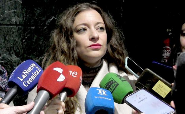 Ester Muñoz atiende a los medios de comunicación en la mañana de este viernes tras el Comité Ejecutivo del PArtido Popular. 