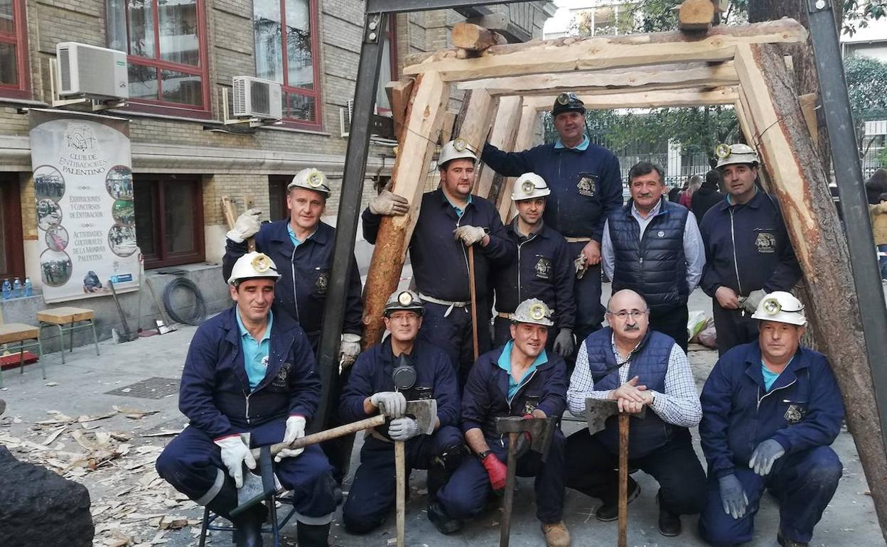 Imágenes de entibadores de las minas de la zona.