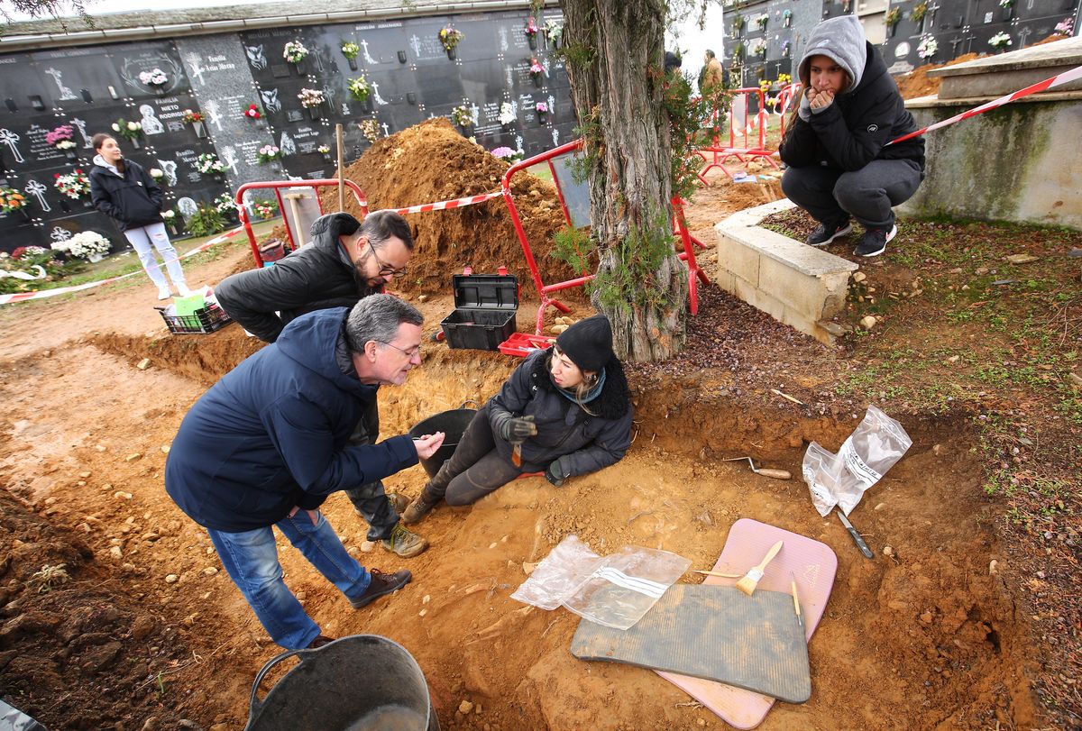 El colectivo Sputnik Labrego exhuma los cuerpos de dos represaliados de la guerra civil en el cementerio de Fuentesnuevas.