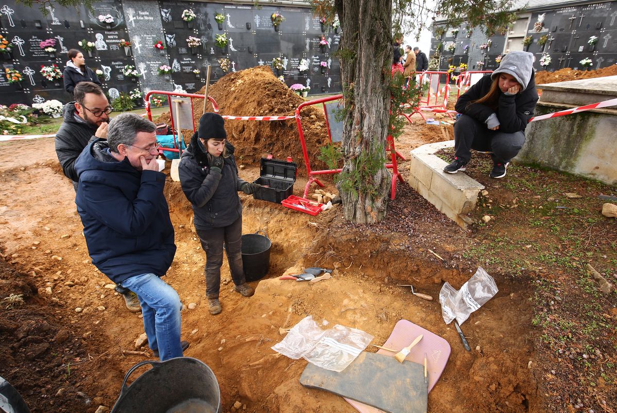 El colectivo Sputnik Labrego exhuma los cuerpos de dos represaliados de la guerra civil en el cementerio de Fuentesnuevas.