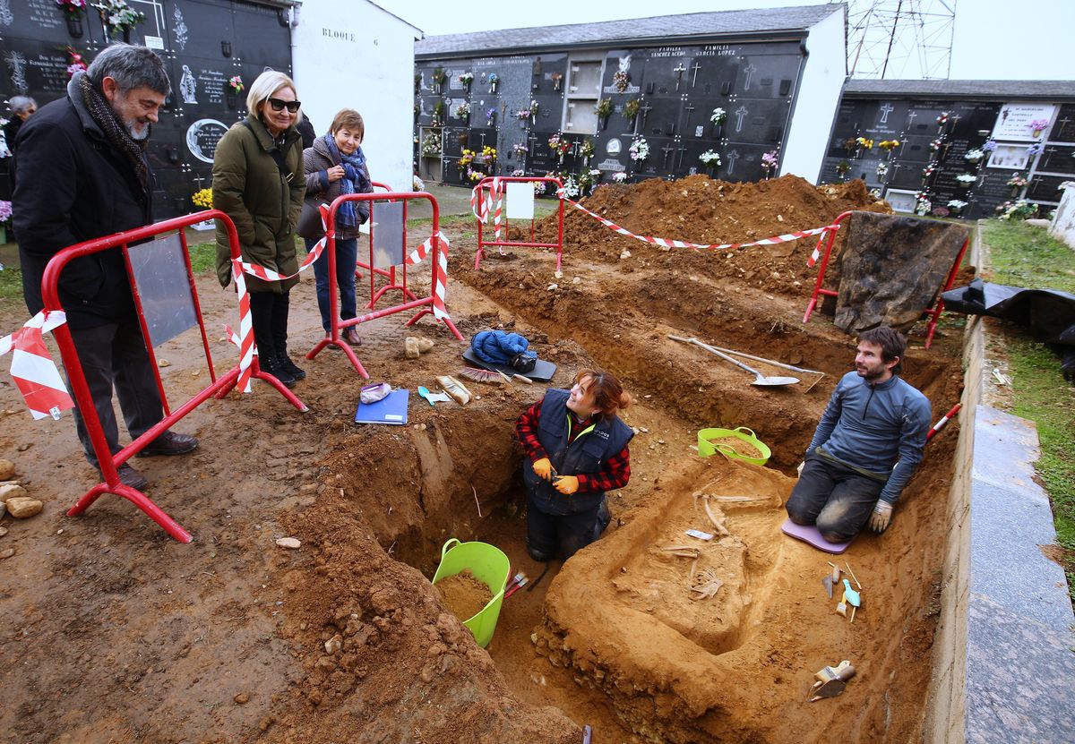 El colectivo Sputnik Labrego exhuma los cuerpos de dos represaliados de la guerra civil en el cementerio de Fuentesnuevas.