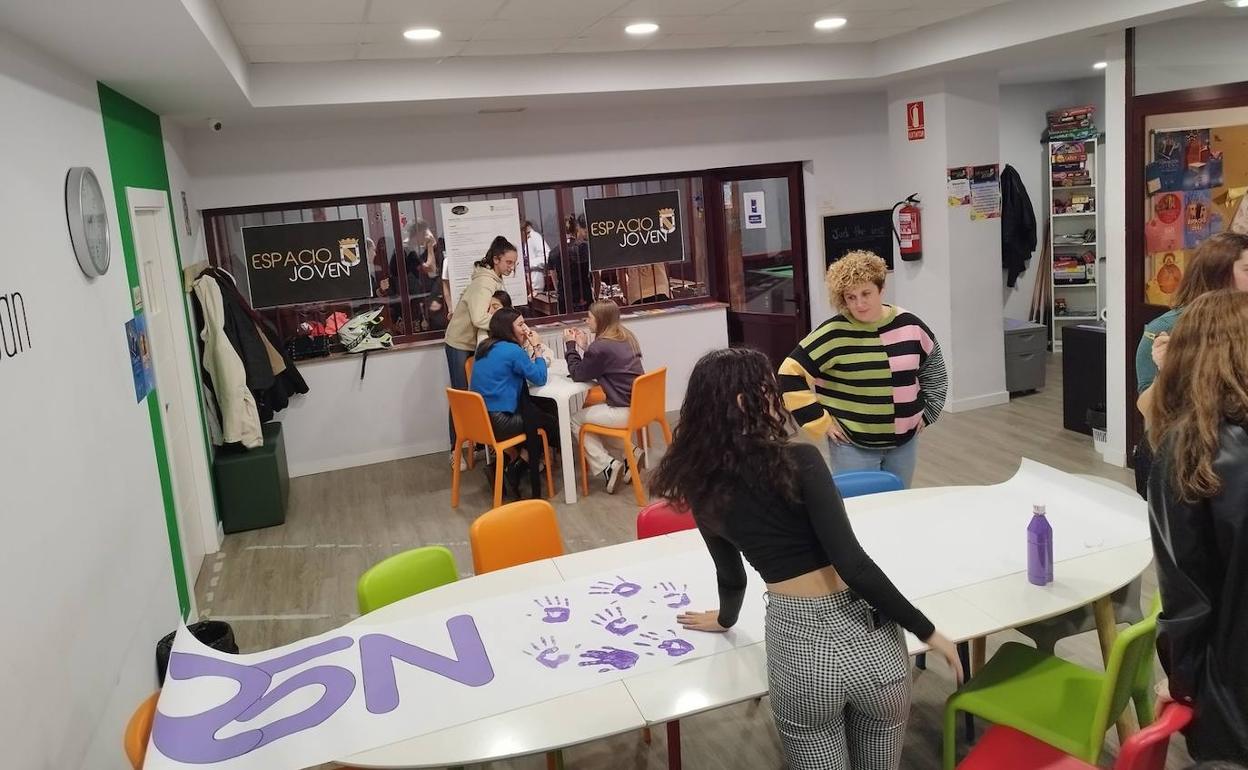 La proyección del tristemente célebre testimonio en televisión de Ana Orantes, la mujer que a finales de los años 90 puso en la televisión rostro a la violencia de género.