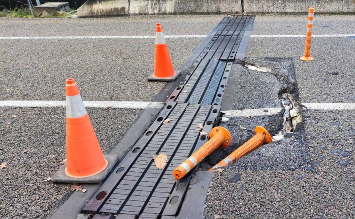 Mal estado en las juntas del viaducto de Trabadelo.