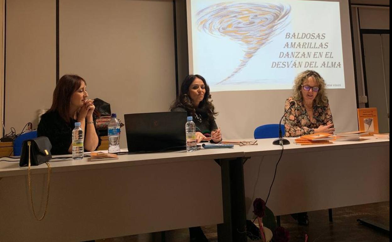 Mayela Paramio fue presentada por la concejala de la corporación coyantina Concepción Alonso Menéndez.