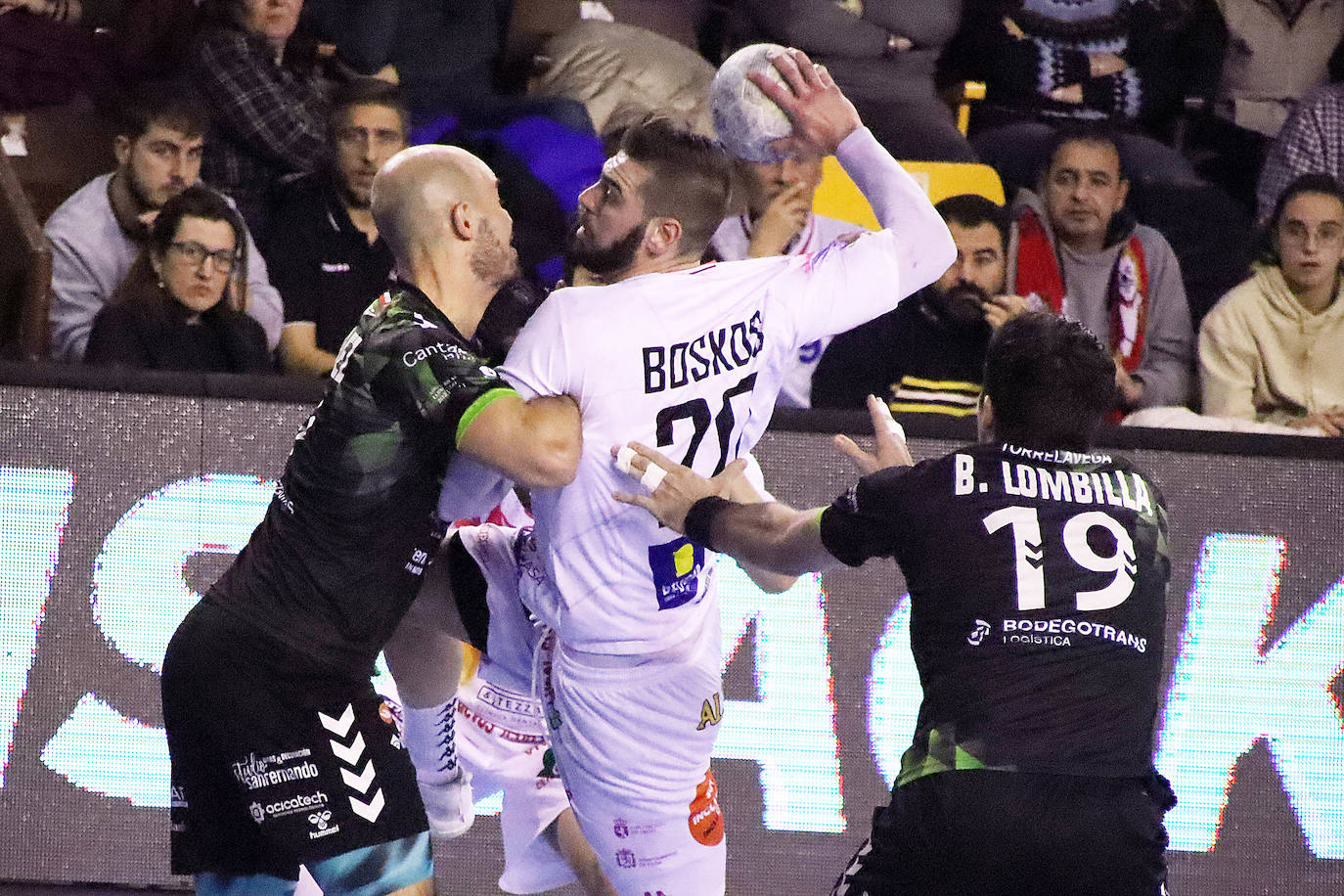 El conjunto leonés fue superado por el Torrelavega en el Palacio de los Deportes.