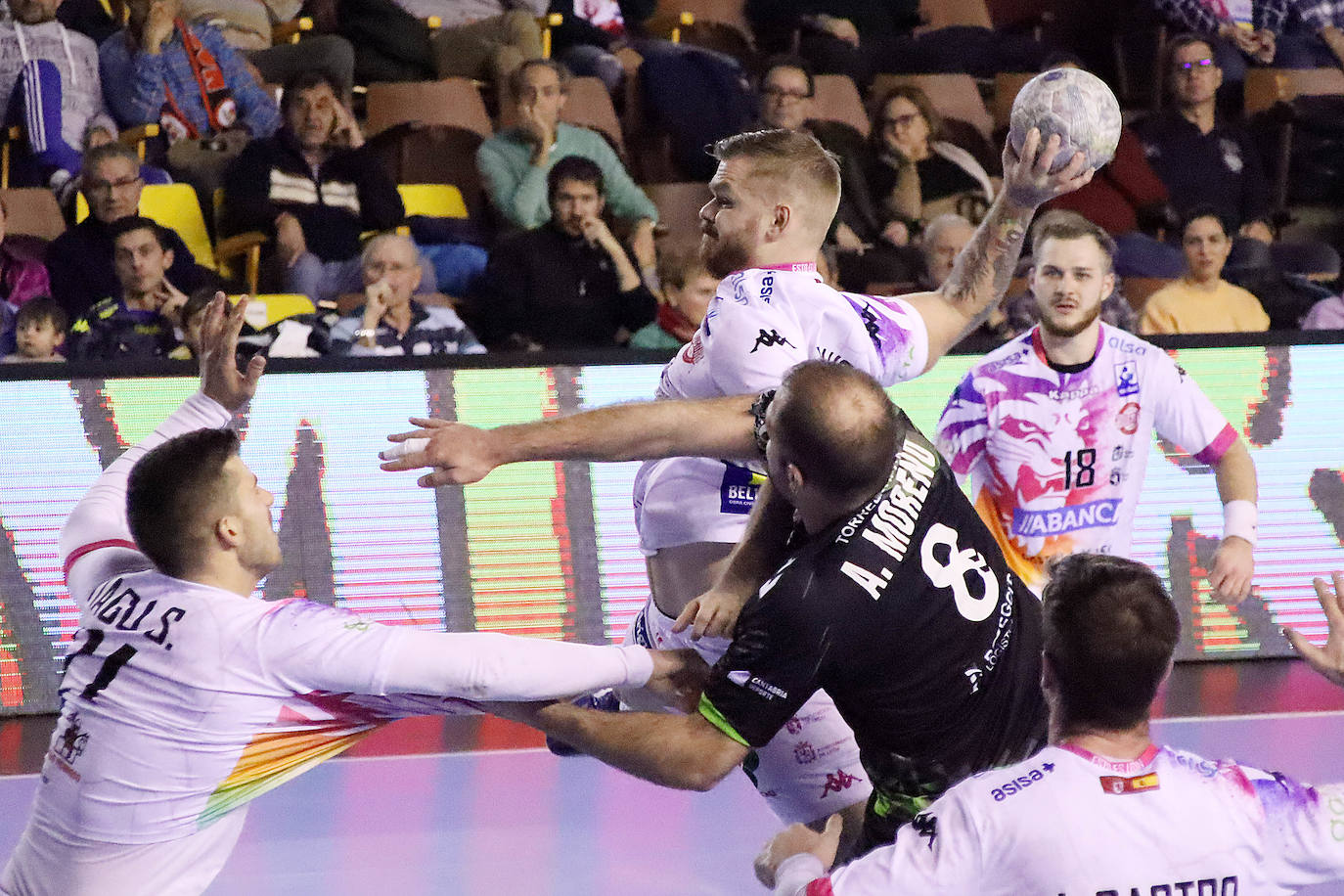 El conjunto leonés fue superado por el Torrelavega en el Palacio de los Deportes.