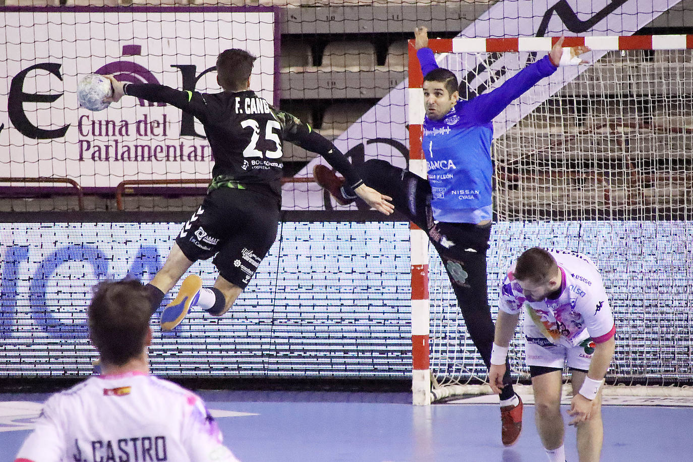 El conjunto leonés fue superado por el Torrelavega en el Palacio de los Deportes.